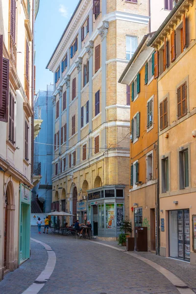 Ancona, İtalya, 26 Eylül 2021: İtalya 'nın eski Ancona kentindeki Dar Sokak.