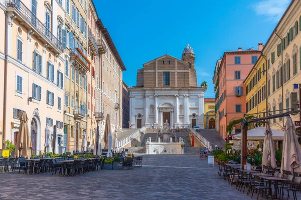 Ancona, İtalya, 26 Eylül 2021: Ancona, İtalya 'da Piazza del Plebiscito' nun arkasındaki Saint Domenico Kilisesi.