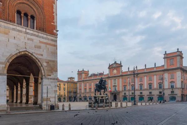 Piacenza, İtalya, 26 Eylül 2021: Piazza dei Cavalli ve Palazzo del Governatore İtalyan Piacenza kentinde.