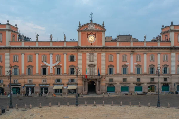 Piacenza, İtalya, 26 Eylül 2021: İtalya Piacenza dei Cavalli ve Palazzo del Governatore üzerinde gün doğumu.