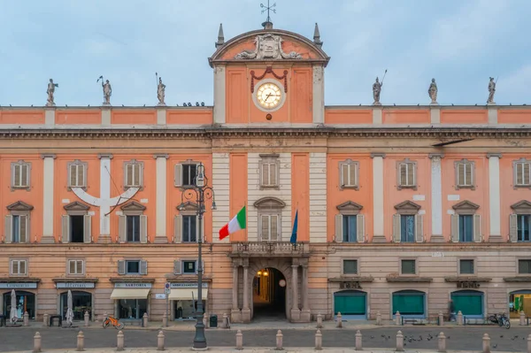 Piacenza, İtalya, 26 Eylül 2021: Piazza dei Cavalli ve Palazzo del Governatore İtalyan Piacenza kentinde.