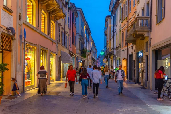 Piacenza, İtalya, 25 Eylül 2021: İtalyan Piacenza kasabasının merkezinde bir caddenin üzerinde gün batımı.