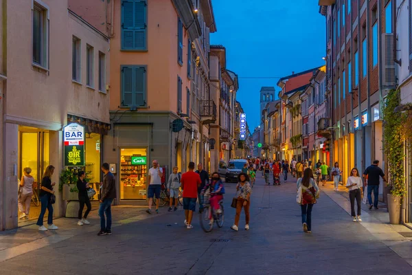 Piacenza, İtalya, 25 Eylül 2021: İtalyan Piacenza kasabasının merkezinde bir caddenin üzerinde gün batımı.