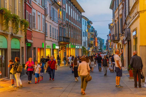 Piacenza, İtalya, 25 Eylül 2021: İtalyan Piacenza kasabasının merkezinde bir caddenin üzerinde gün batımı.