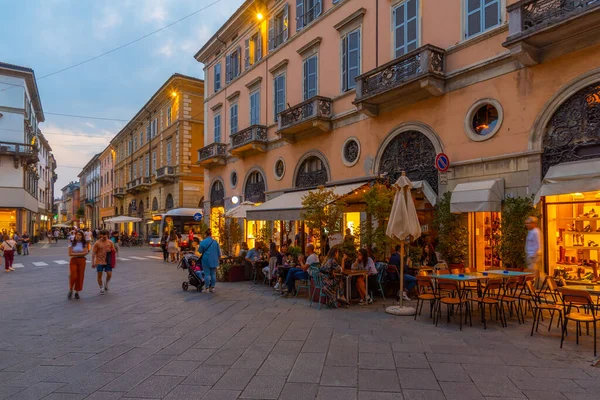 Piacenza, İtalya, 25 Eylül 2021: İtalyan Piacenza kasabasının merkezinde bir caddenin üzerinde gün batımı.