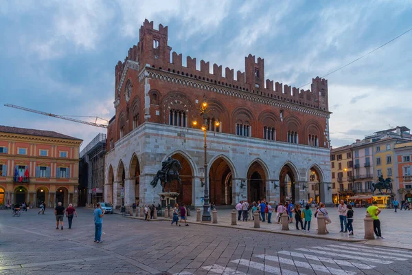 Piacenza, İtalya, 25 Eylül 2021: İtalyan Piacenza kasabasının merkezinde Palazzo Gotico.