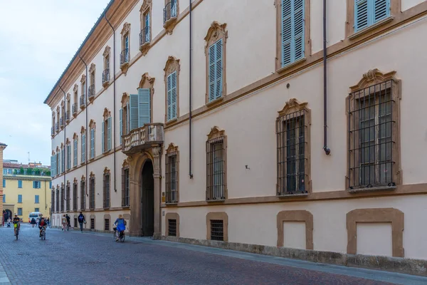 Piacenza, İtalya, 26 Eylül 2021: İtalyan Piacenza kentindeki Palazzo Anguissola.