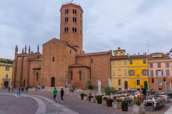 Piacenza, İtalya, 26 Eylül 2021: İtalyan Piacenza kentindeki Aziz Antoninus Bazilikası.
