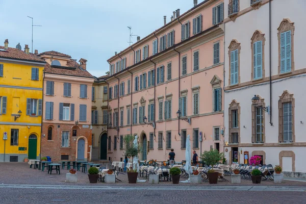 Piacenza, İtalya, 26 Eylül 2021: İtalyan Piacenza kasabasının merkezindeki Dar Sokak.