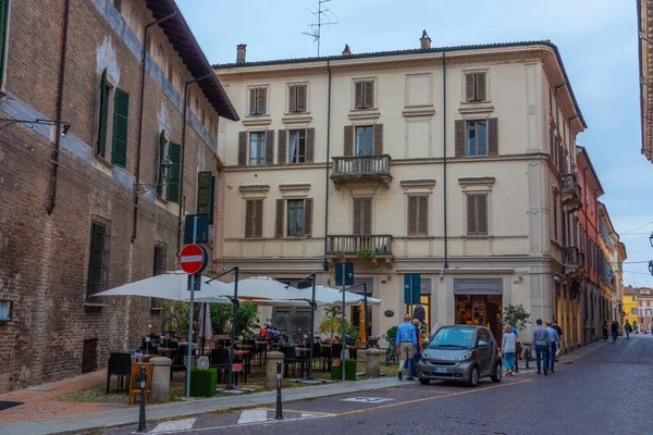 Piacenza, İtalya, 26 Eylül 2021: İtalyan Piacenza kasabasının merkezindeki Dar Sokak.