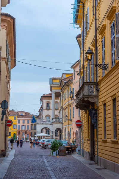 Piacenza, İtalya, 26 Eylül 2021: İtalyan Piacenza kasabasının merkezindeki Dar Sokak.