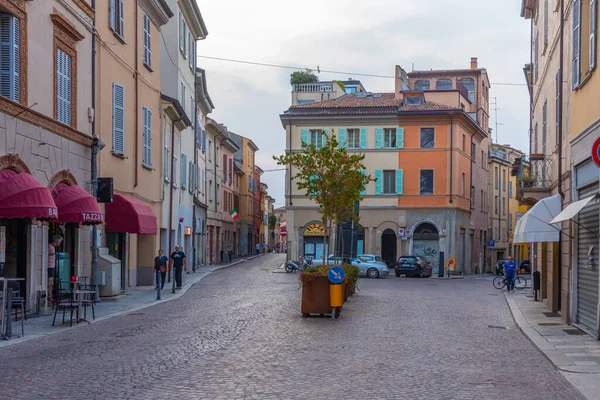 Piacenza, İtalya, 26 Eylül 2021: İtalyan Piacenza kasabasının merkezindeki Dar Sokak.