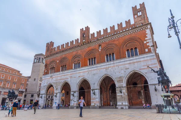 Piacenza, İtalya, 25 Eylül 2021: İtalyan Piacenza kasabasının merkezinde Palazzo Gotico.