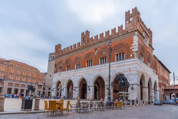 Piacenza, İtalya, 25 Eylül 2021: İtalyan Piacenza kasabasının merkezinde Palazzo Gotico.
