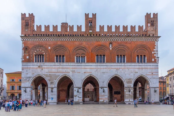 Piacenza, İtalya, 25 Eylül 2021: İtalyan Piacenza kasabasının merkezinde Palazzo Gotico.