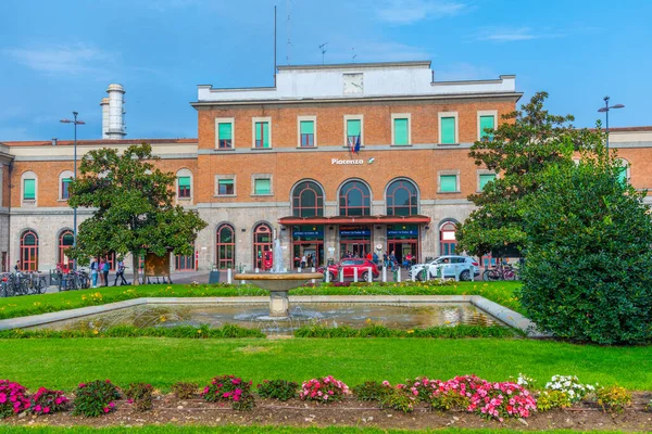 Piacenza, İtalya, 25 Eylül 2021: İtalyan Piacenza Tren İstasyonu.