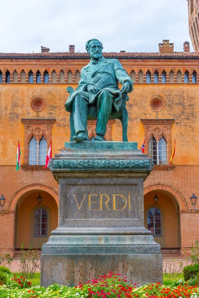 Busseto, İtalya, 25 Eylül 2021: İtalyan kenti Busseto 'da Giuseppe Verdi heykeli.