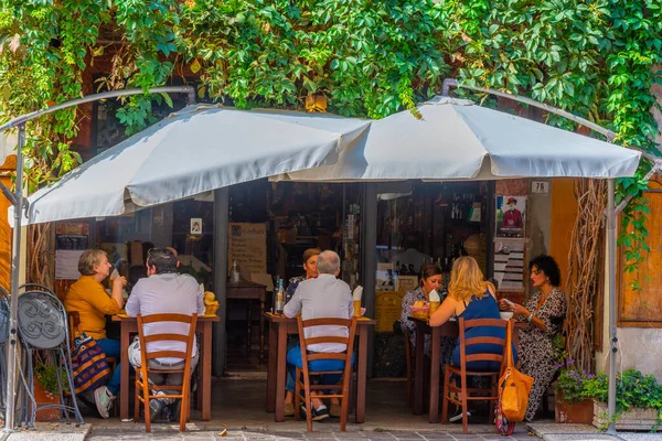 Busseto, İtalya, 25 Eylül 2021: İtalyan kenti Busseto 'nun merkezindeki Dar Sokak.