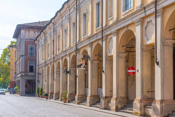 Busseto, İtalya, 25 Eylül 2021: İtalyan kenti Busseto 'nun merkezindeki Dar Sokak.