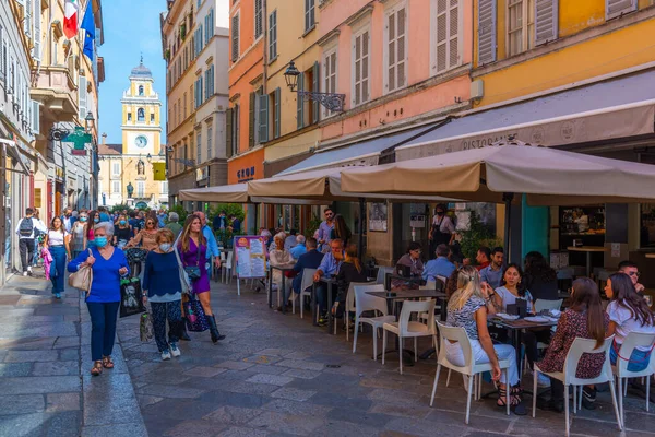 Parma, İtalya, 25 Eylül 2021: İtalyan şehri Parma 'nın merkezinde Dar Sokak.
