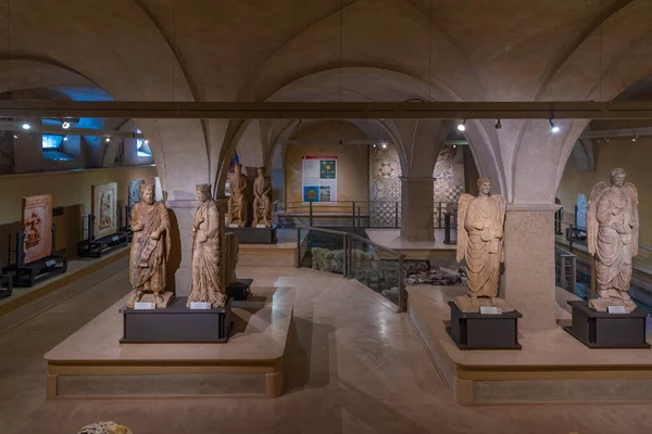 Parma, İtalya, 25 Eylül 2021: Parma İtalya 'daki Museo Diocesano' da heykeller
