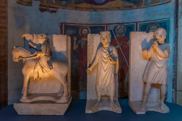 Parma, İtalya, 25 Eylül 2021: Parma İtalya 'daki Museo Diocesano' da heykeller