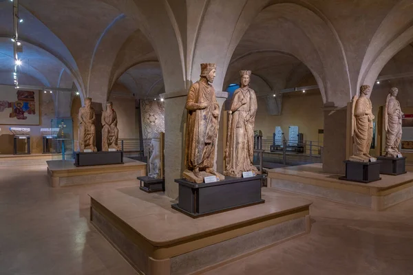 Parma, İtalya, 25 Eylül 2021: Parma İtalya 'daki Museo Diocesano' da heykeller