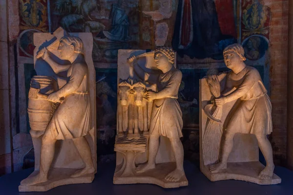 Parma, İtalya, 25 Eylül 2021: Parma İtalya 'daki Museo Diocesano' da heykeller