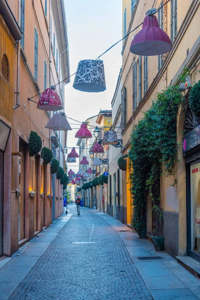 Parma, İtalya, 25 Eylül 2021: İtalyan şehri Parma 'nın merkezinde Dar Sokak.