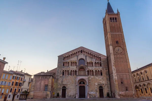 Parma, İtalya, 25 Eylül 2021: İtalya 'daki Parma Katedrali' nin gün doğumu manzarası.