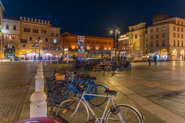 Parma, İtalya, 24 Eylül 2021: İtalya 'nın Parma kentinde Giuseppe Meydanı üzerinde gün batımı.