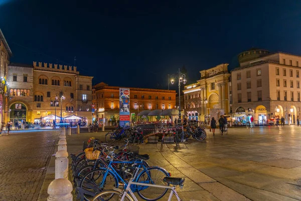 Parma, İtalya, 24 Eylül 2021: İtalya 'nın Parma kentinde Giuseppe Meydanı üzerinde gün batımı.