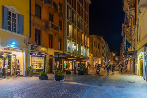 Parma, İtalya, 24 Eylül 2021: İtalya 'nın Parma kentinde Giuseppe Meydanı üzerinde gün batımı.