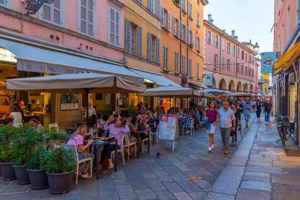 Parma, İtalya, 24 Eylül 2021: İtalyan şehri Parma 'nın merkezinde Dar Sokak.