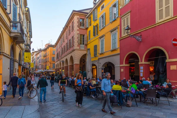 Parma, İtalya, 24 Eylül 2021: İtalyan şehri Parma 'nın merkezinde Dar Sokak.