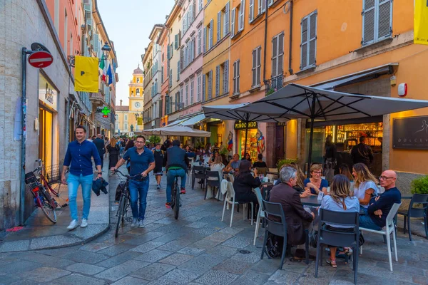 Parma, İtalya, 24 Eylül 2021: İtalyan şehri Parma 'nın merkezinde Dar Sokak.