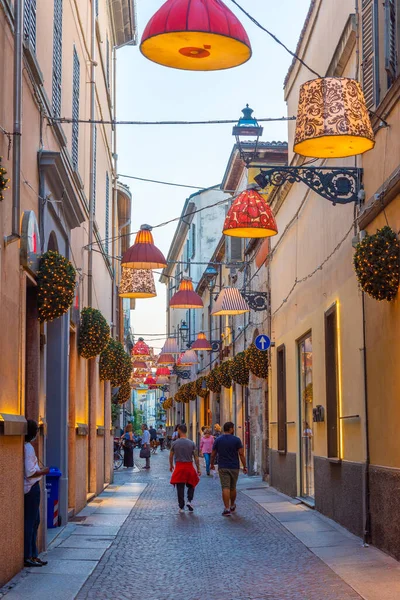 Parma, İtalya, 24 Eylül 2021: İtalyan şehri Parma 'nın merkezinde Dar Sokak.