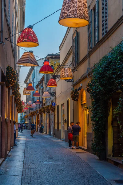 Parma, İtalya, 24 Eylül 2021: İtalyan şehri Parma 'nın merkezinde Dar Sokak.