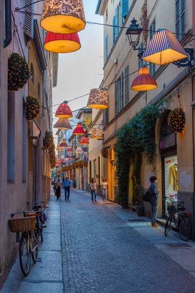 Parma, İtalya, 24 Eylül 2021: İtalyan şehri Parma 'nın merkezinde Dar Sokak.
