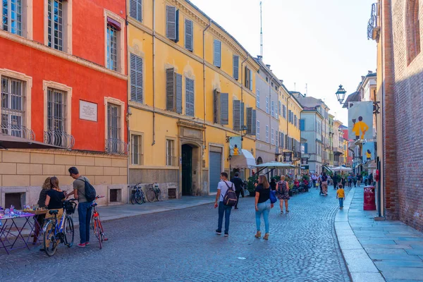 Parma, İtalya, 24 Eylül 2021: İtalyan şehri Parma 'nın merkezinde Dar Sokak.