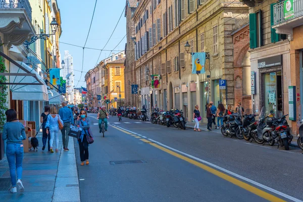 Parma, İtalya, 24 Eylül 2021: İtalyan şehri Parma 'nın merkezinde Dar Sokak.