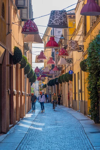 Parma, İtalya, 24 Eylül 2021: İtalyan şehri Parma 'nın merkezinde Dar Sokak.