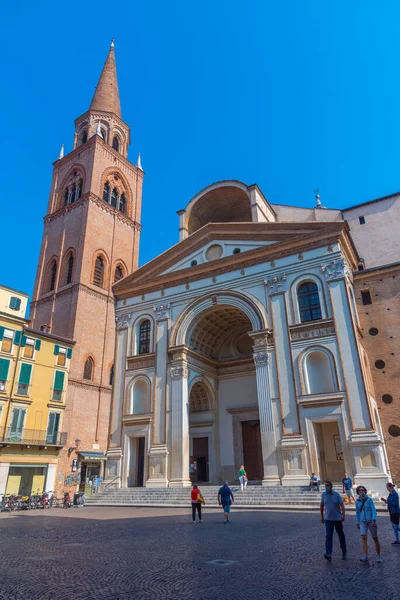 Mantua, İtalya, 24 Eylül 2021: Mantua İtalya 'da Basilica di Sant' Andrea