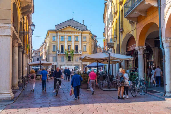 Mantua, İtalya, 24 Eylül 2021: İtalyan kenti Mantua 'nın merkezindeki Dar Sokak.