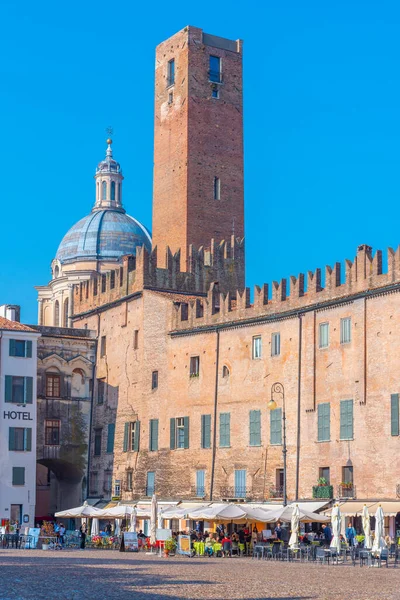 Mantua, İtalya, 24 Eylül 2021: Piazza Sordello İtalyan kenti Mantua.