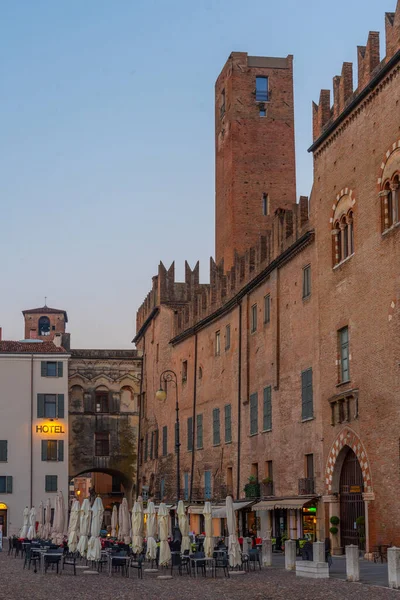 Mantua, İtalya, 24 Eylül 2021: Piazza Sordello İtalyan kenti Mantua.