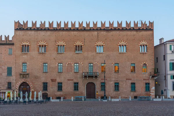 Mantua, İtalya, 24 Eylül 2021: Piazza Sordello İtalyan kenti Mantua.