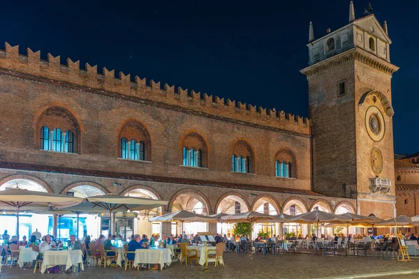 Mantua, İtalya, 23 Eylül 2021: İtalyan kenti Mantua 'daki Palazzo della Ragione' nin gece manzarası.