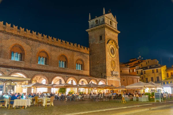 Mantua, İtalya, 23 Eylül 2021: İtalyan kenti Mantua 'daki Palazzo della Ragione' nin gece manzarası.