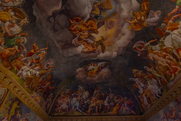 Mantua, İtalya, 23 Eylül 2021: İtalyan kenti Mantua 'daki Palazzo Ducale' nin Tavanı.